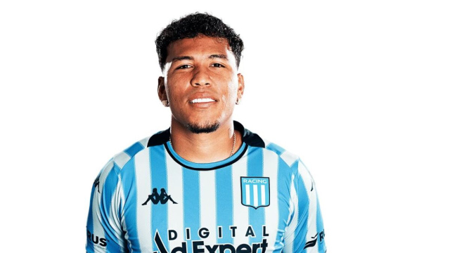 L'attaccante Roger Mart&iacute;nez (Racing).
