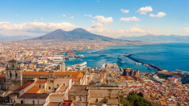 L'iconica veduta della Citt&agrave; di Napoli.