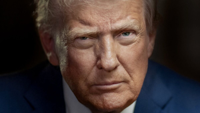 Official_Presidential_Portrait_of_President_Donald_J._Trump_(2025).