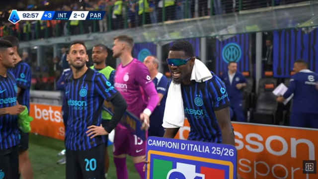 Thuram festeggia lo scudetto dell'Inter (Screenshot DAZN).png