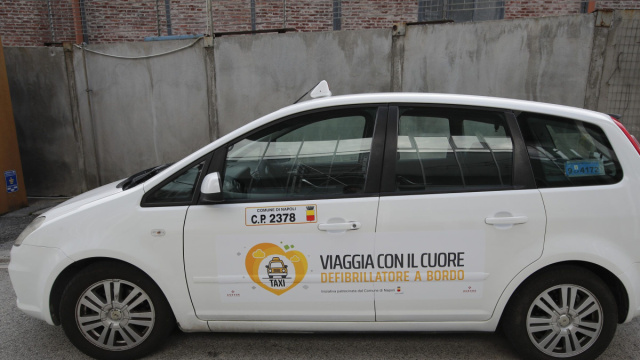 VIAGGIA CON IL CUORE -TAXI a NAPOLI con DEFIBRILLATORE a bordo &copy; Creative Commons