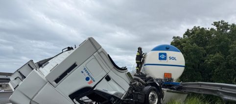 A14, autocisterna si ribalta: grave l'autista