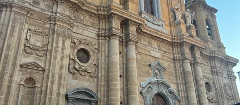 Gerusalemme, ebreo sputa su statua della Vergine durante processione