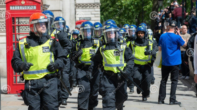 Gruppo Di Agenti Antisommossa Che Corrono Lungo Whitehall, Londra ... &copy; Creative Commons