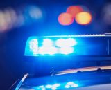 Una volante della polizia con lampeggiante.