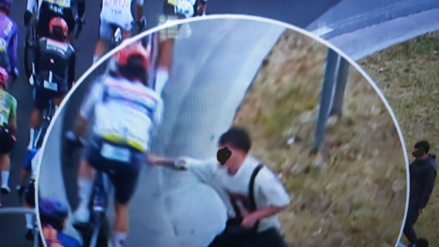 Infastidiscono i ciclisti rischiando incidente, choc al Giro d'Italia &copy; Creative Commons
