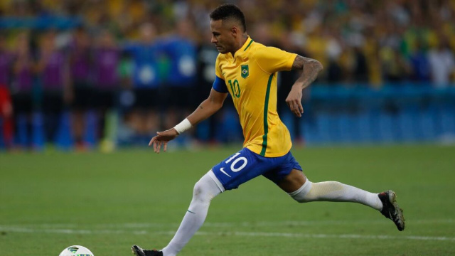 Neymar in azione con la maglia della nazionale olimpica brasiliana nel 2016