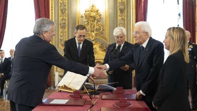 Tajani giura nelle mani di Mattarella, vicina al Presidente della Repubblica, la premier Giorgia Meloni.