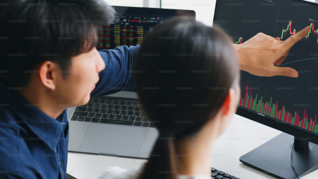 Giovani investitori asiatici che analizzano il mercato azionario e ... &copy; Creative Commons