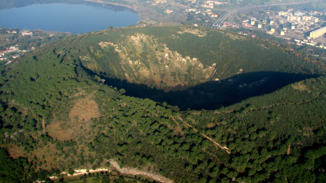 La caldera dei Campi Flegrei &copy; Creative Commons