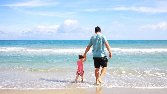 Un padre e sua figlia al mare &copy; Pixabay.