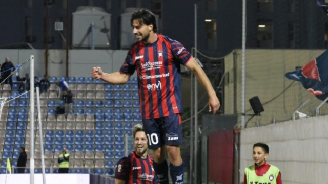 Antonino Musso con la maglietta del Crotone - &copy; Facebook / FcCrotone
