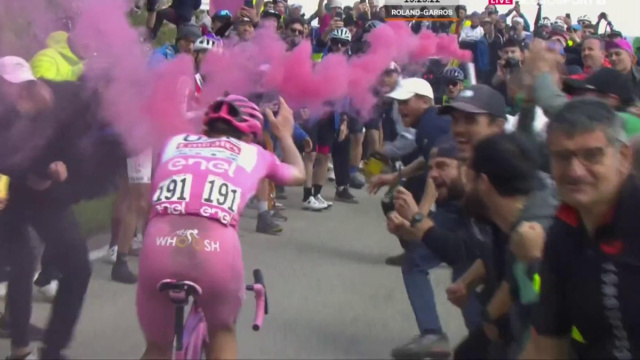 Giro d'Italia - Tifosi scatenati con fumogeni e motosega, ma ... &copy; Creative Commons