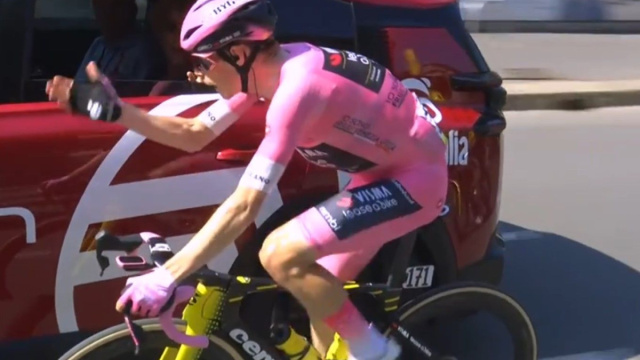 Jonas Vingegaard nella tappa di Milano - &copy; Screenshot Eurosport