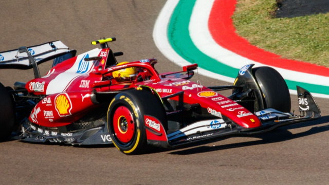 Lewis Hamilton a Imola alla guida della Ferrari.
