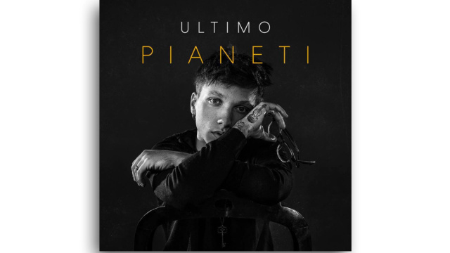 Copia autografata di "Pianeti" l'album d'esordio di Ultimo &copy; Creative Commons