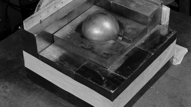 Sfera di plutonio in mezzo a due blocchi di carburo di tungsteno (simulazione)