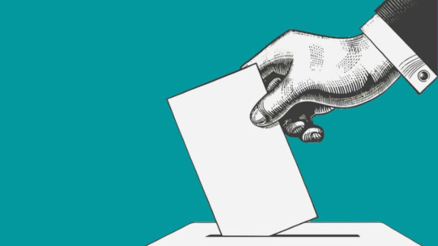 Una mano inserisce un voto (Creative Commons).