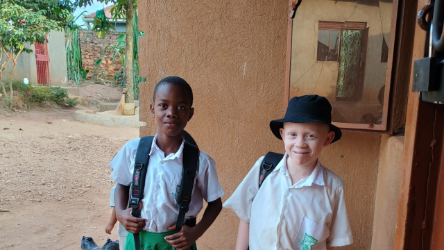 06. Donne e bambini affetti da albinismo in Uganda (WACWAU ... &copy; Creative Commons