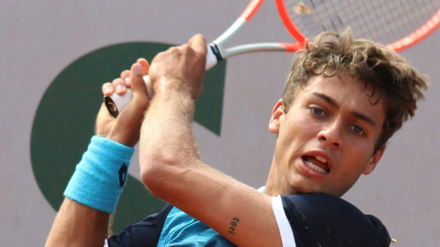 Flavio Cobolli alle qualificazioni del Roland Garros nel 2022.