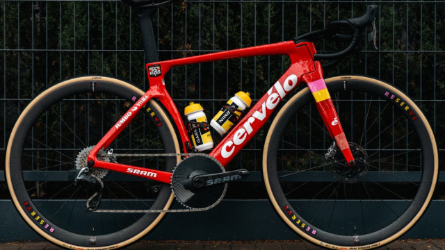 La bici di Sepp Kuss alla Vuelta (con dettagli rosa e gialli sulla ... &copy; Creative Commons