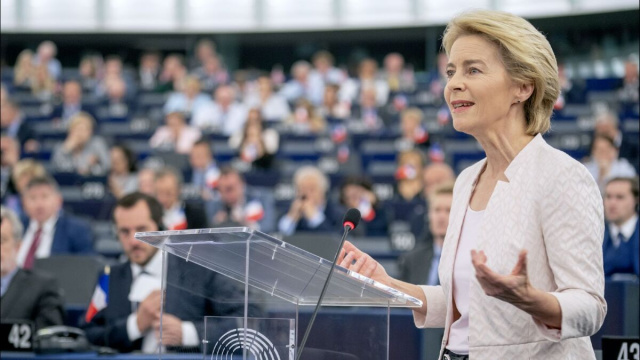 Ursula von der Leyen durante il discorso di insediamento al Parlamento europeo