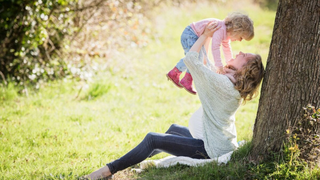 Madre che abbraccia la propria figlia (&copy;pixabay.com)