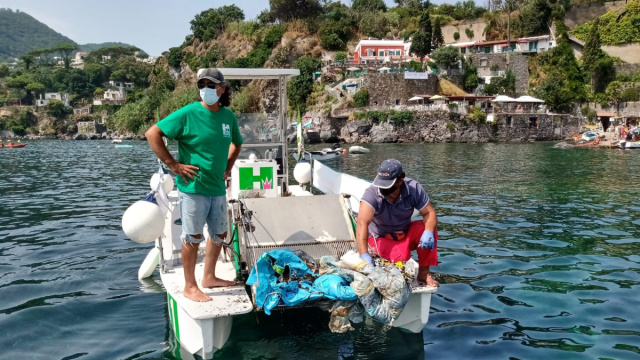 Spazzamare al lavoro fra Ischia e Procida - Citt&agrave; Nuova &copy; Creative Commons