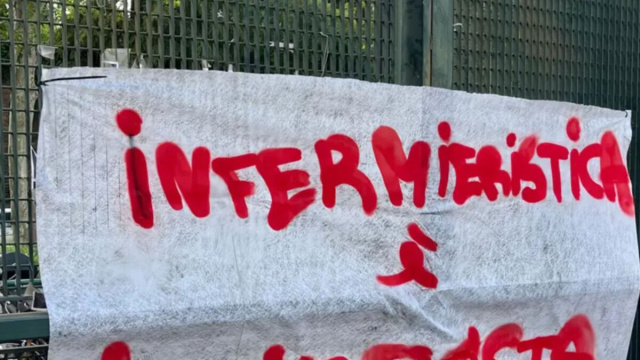 cartellone lasciato sul cancello scolastico