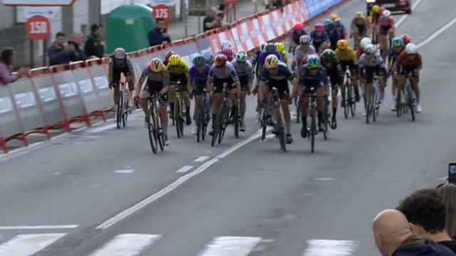 Lo sprint della seconda tappa della Vuelta Femenina - &copy; Screenshot Eurosport
