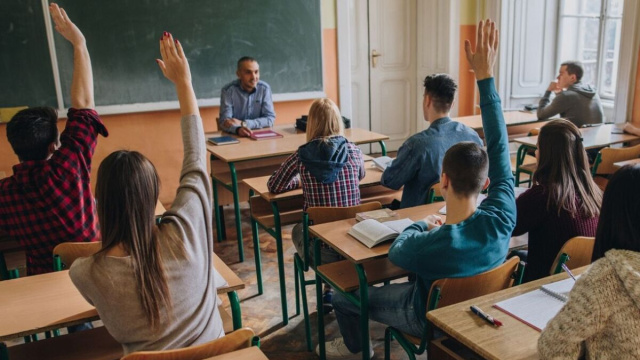 Studenti alzano la mano (Foto da Pixabay).