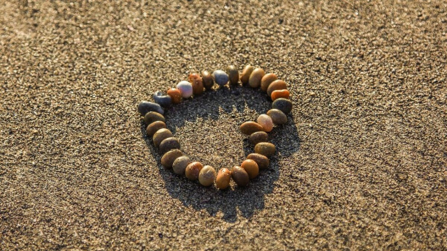 Un cuore fatto con delle pietre (&copy;pixabay.com)