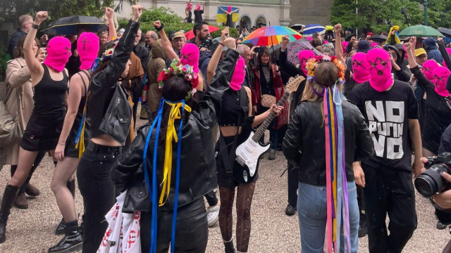 Blitz delle Pussy Riot alla Biennale di Venezia: fumogeni e ... &copy; Creative Commons