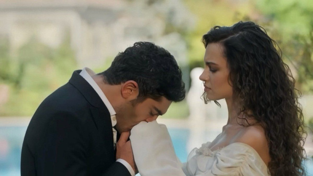 Burak Deniz nei panni di Mahir e Burcu Yazgı Coşkun nei panni di Canfeza &copy;Racconto di una notte/Mediaset.