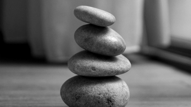 Pila di sassi in equilibrio- &copy; Pexels