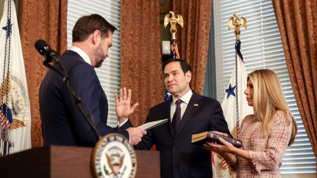 Rubio giura nelle mani del vicepresidente J.D. Vance come segretario di Stato su una Bibbia retta dalle mani della moglie Janette