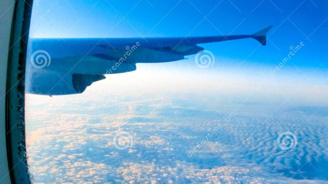 Vista Da Un Aereo Su Un Cielo Azzurro E Nuvole Bianche Immagine ... &copy; Creative Commons