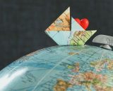 Barchetta di carta su un mappamondo (&copy;pixabay.com)