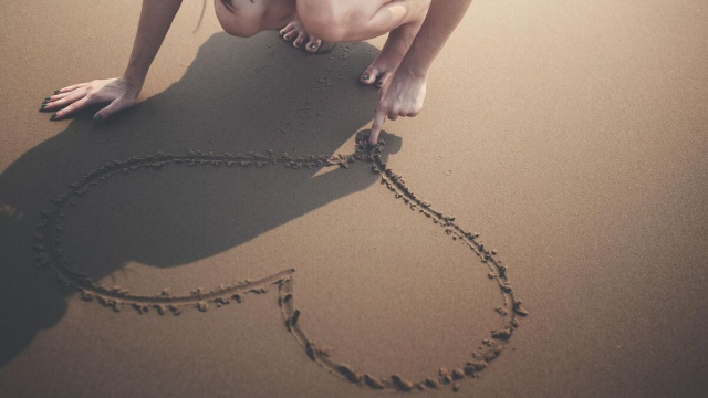disegno su sabbia di un cuore &copy; Pixabay.