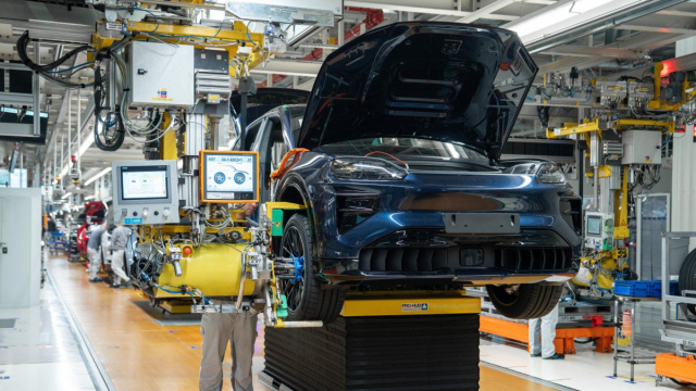 Porsche starts production of the Cayenne Electric and strengthens ... &copy; Creative Commons