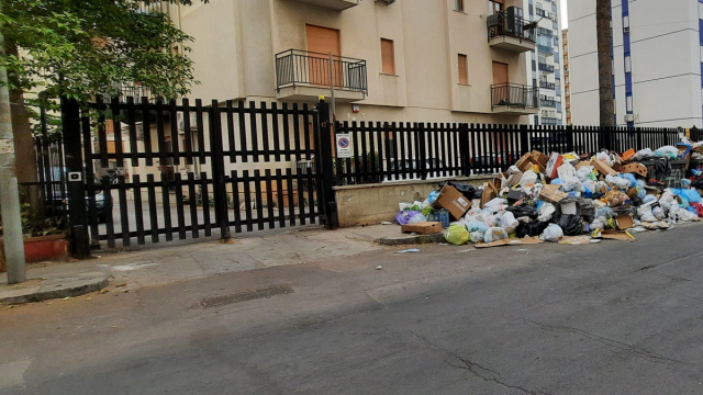 Rifiuti per strada al Villaggio Santa Rosalia: "Siamo palermitani ... &copy; Creative Commons