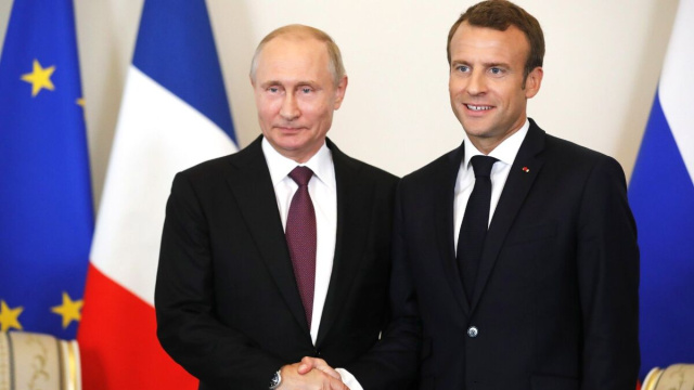 Macron con Vladimir Putin (Wikimedia Commons).