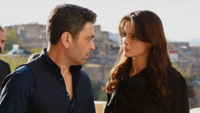 Alya e Cihan in una scena di Far Away © Mediaset.
