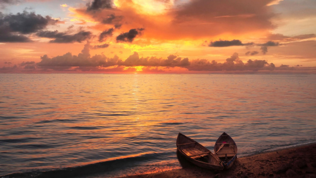 Barca su una spiaggia al tramonto (&copy;pixabay.com)