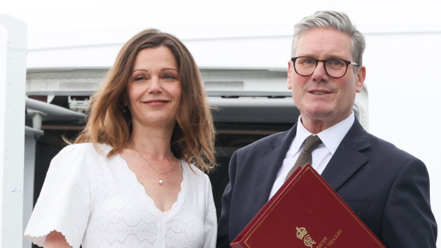 File:Prime Minister Keir Starmer and Victoria Starmer leave for ... &copy; Creative Commons