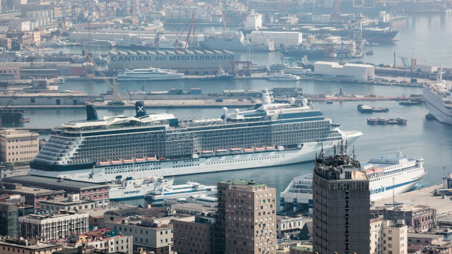 Il porto di Napoli (Wikimedia Commons).