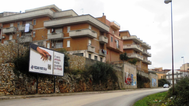 Manifesto pubblicitario San Nicandro Garganico Via Torre Mileto. &copy; Creative Commons