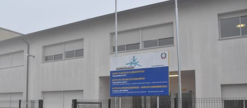 'Dammi le sigarette o sparo': studente minaccia prof con pistola a Mirandola