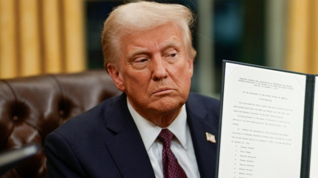 File:President Donald Trump signing executive orders (01).jpg ... &copy; Creative Commons