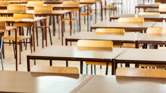 Il caso di Mirandola riguarda uno studente che ha puntato una pistola giocattolo contro un professore durante una lezione.
